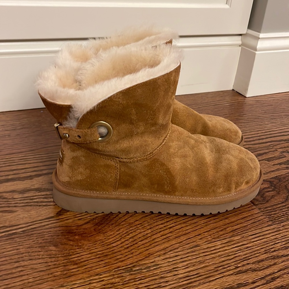 Koolaburra by Ugg, chestnut colored boots.  Warm and cozy, excellent condition